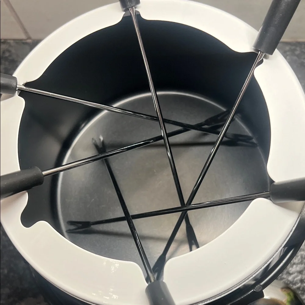 Trudeau White Fondue Set with Black Accents. 6 Forks. Non-Stick